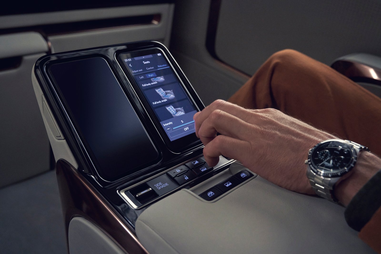 Lexus LM 500h dashboard and front cabin