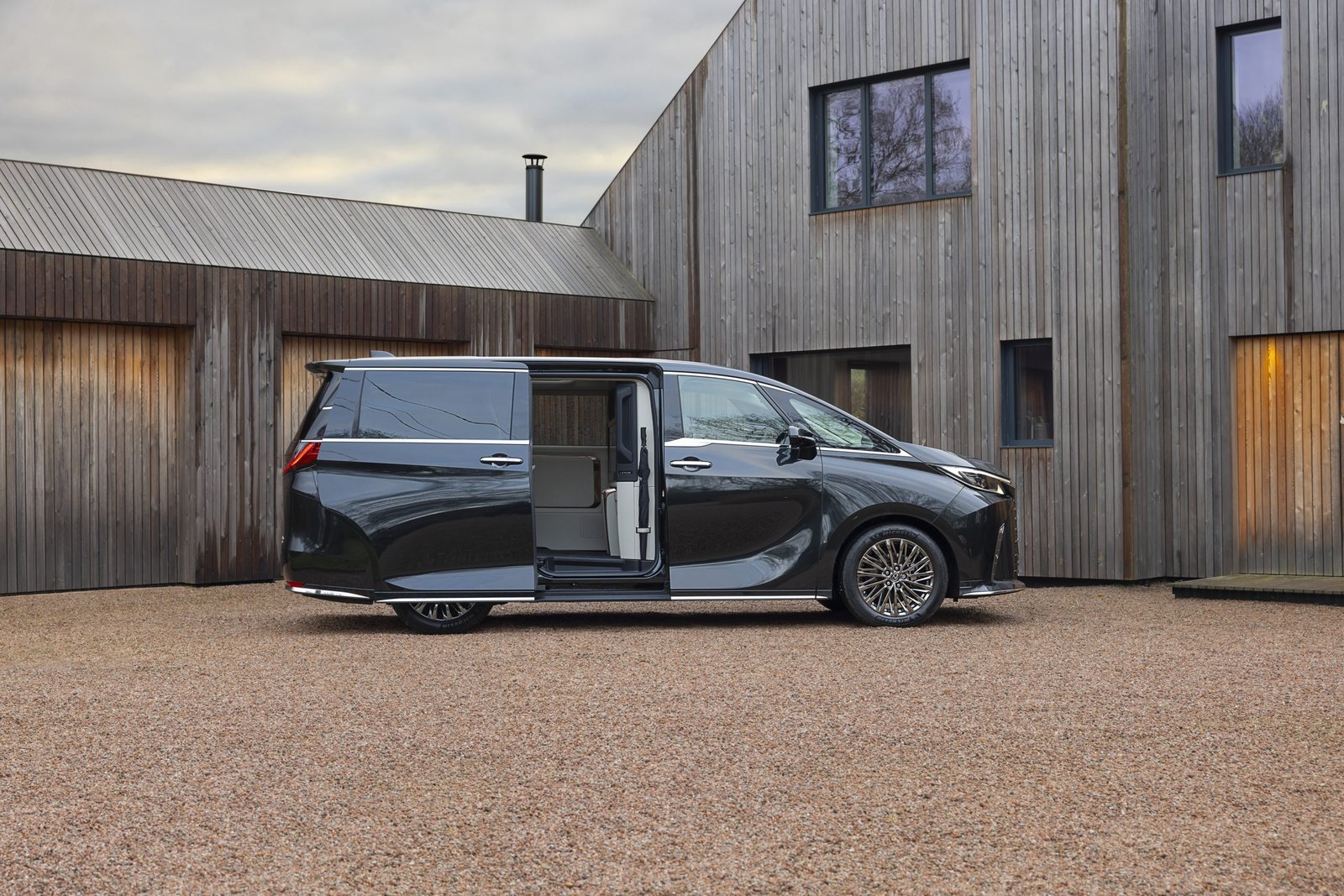 Lexus LM 500h side exterior